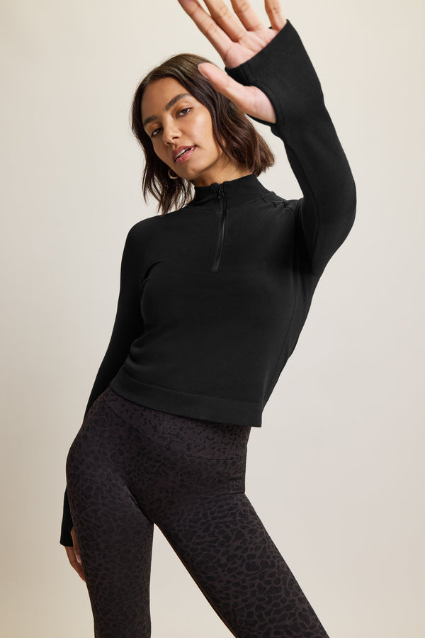 Cropped, long sleeve bamboo modal thermo top featuring a high neck, half-zip front, and thumbholes. Designed for temperature control during workouts and made from breathable, moisture-wicking fabric. Perfect for gym sessions, outdoor activities, or casual everyday wear.



